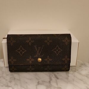 Louis Vuitton Elegant Monogram Wallet